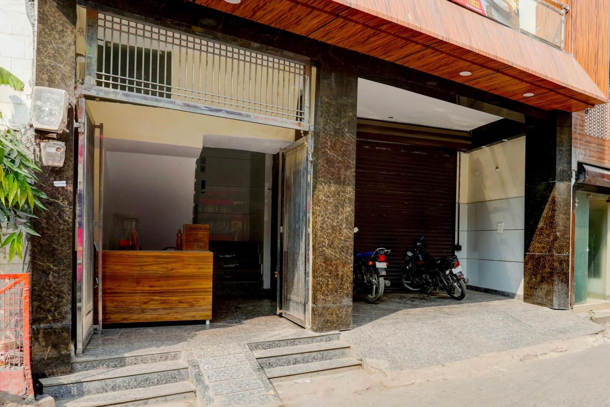 Hotel O Family Deluxe New Delhi Bagian luar foto